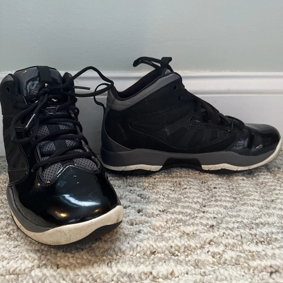 Tênis 2012 Nike Air Jordan Flight Team 11 YOUTH tamanho 6.5 preto + cinza sem caixa - Imagem 3 de 4