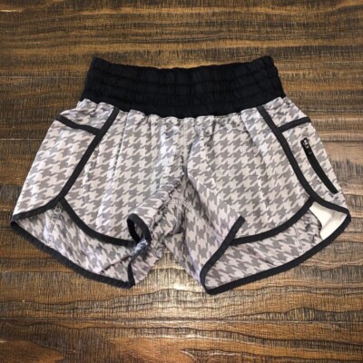 Lululemon Size 4 Tracker Short II 2-way Stretch Giant Houndstooth Jacquard Black