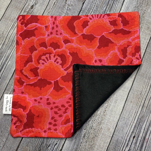 EDC HANK W/MICROFIBER BACK 8” KAFFE DESIGN FLORAL RED HANDKERCHIEF - 第 2/3 張圖片