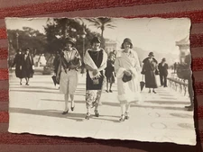 CP genuine photo 3 YOUNG WOMEN WALKING FASHION NICE YEAR CC 20-30