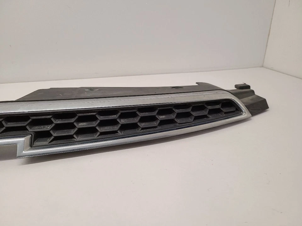 2011-2014 CHEVROLET CRUZE Grille Upper 96981100 11-14 - Image 2 of 4
