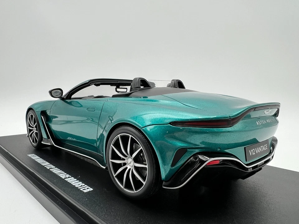 GTSPIRIT - 1:18 MODEL - Aston Martin V12 Vantage Roadster - GT445 - Image 3 of 4