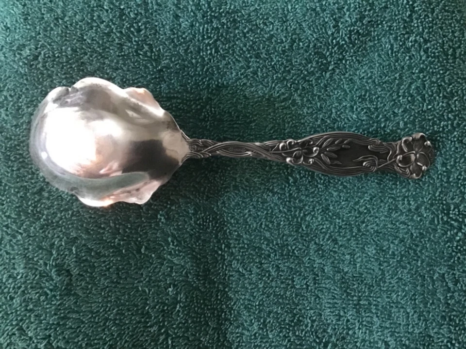 Antigua cuchara de plata esterlina Simpson Miller Hall & Co Frontenac con patrón de lirio Foto 3 de 3