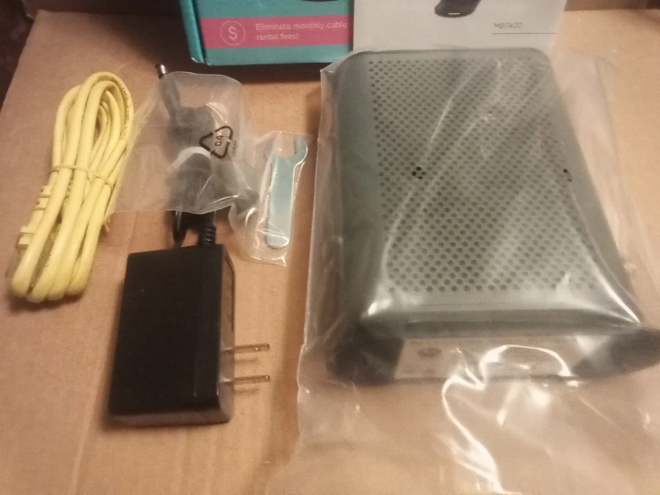 Motorola MB7420 16x4 Cable Modem 686 Mbps DOCSIS 3.0 New In Box Black - Image 2 of 3