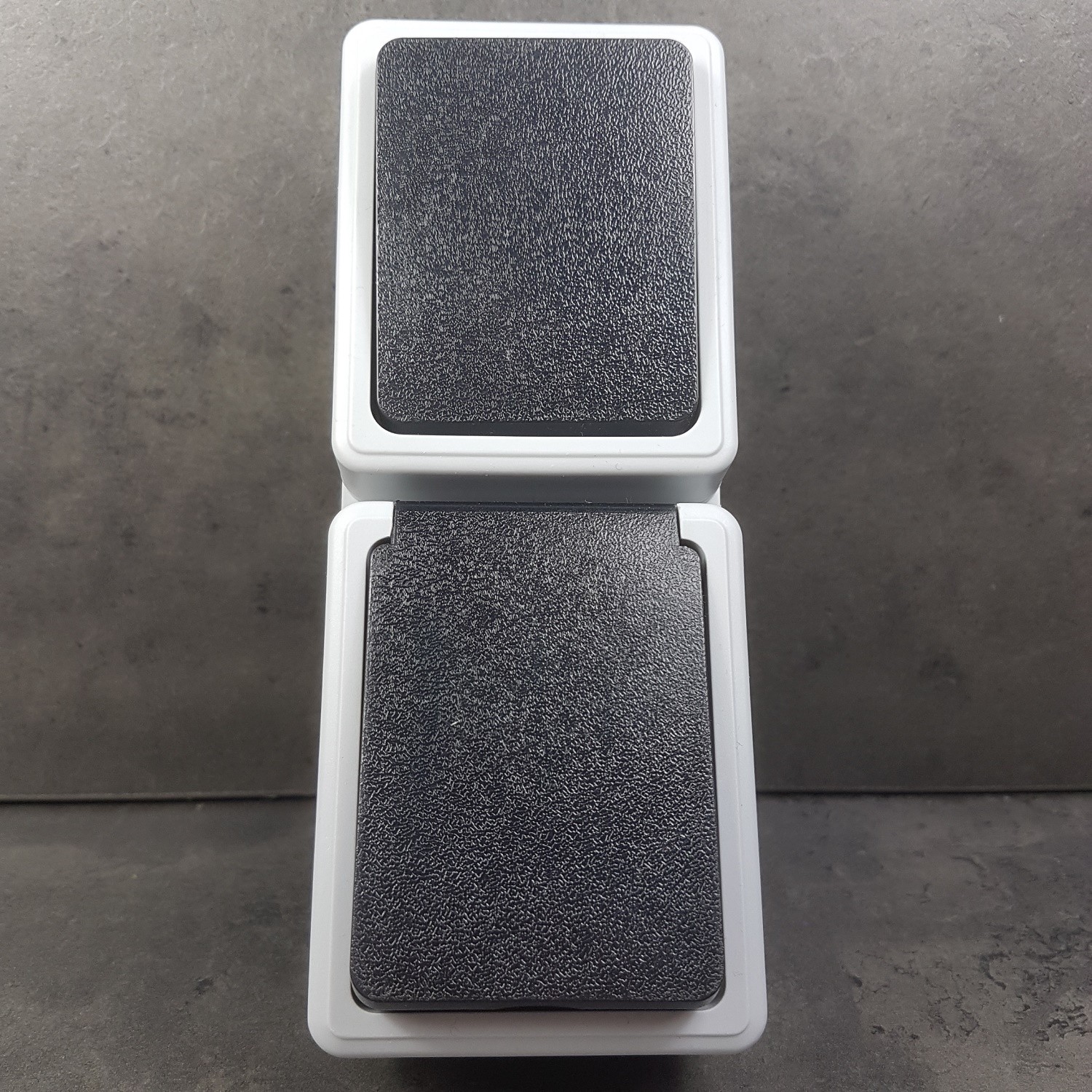 Ett Grau Feuchtraum Kombination Vertikal Steckdose Schalter Serie Taff Aufputz Ip44 250V - Bild 2
