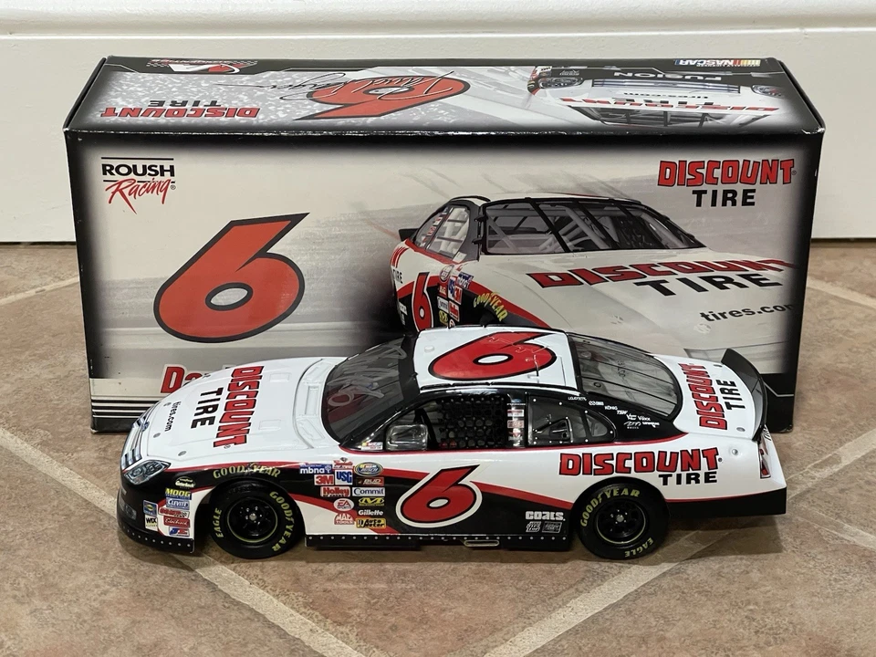 Neumático de descuento David Ragan 2007 Ford Fusion Roush firmado autografiado NASCAR 1/24 Foto 4 de 4