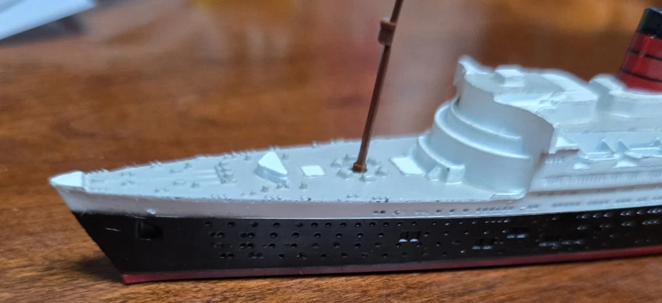 10⅜" Minic Ships RMS Queen Elizabeth Hornby M702 Diecast w/ Glide Wheels  1:1200 - Image 2 of 4