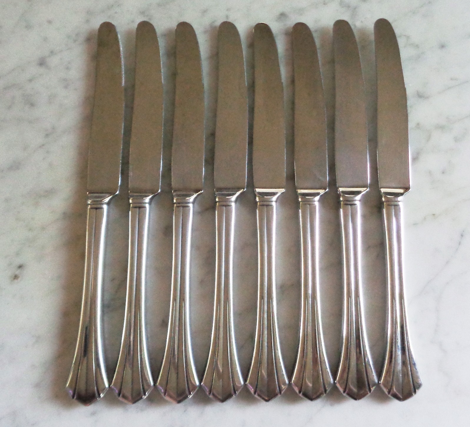 Oneida Deluxe Stainless Rushmore 9 1/2 inch Set of 8 Dinner Knives