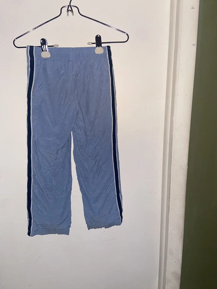 Lote de 2. Joggers, negros forrados grises con rayas azules y blancas para niños Foto 4 de 4