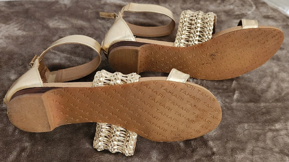 Sandalias Tahari doradas egipcias para mujer talla 8 correa para el tobillo cómodas suaves Foto 2 de 4