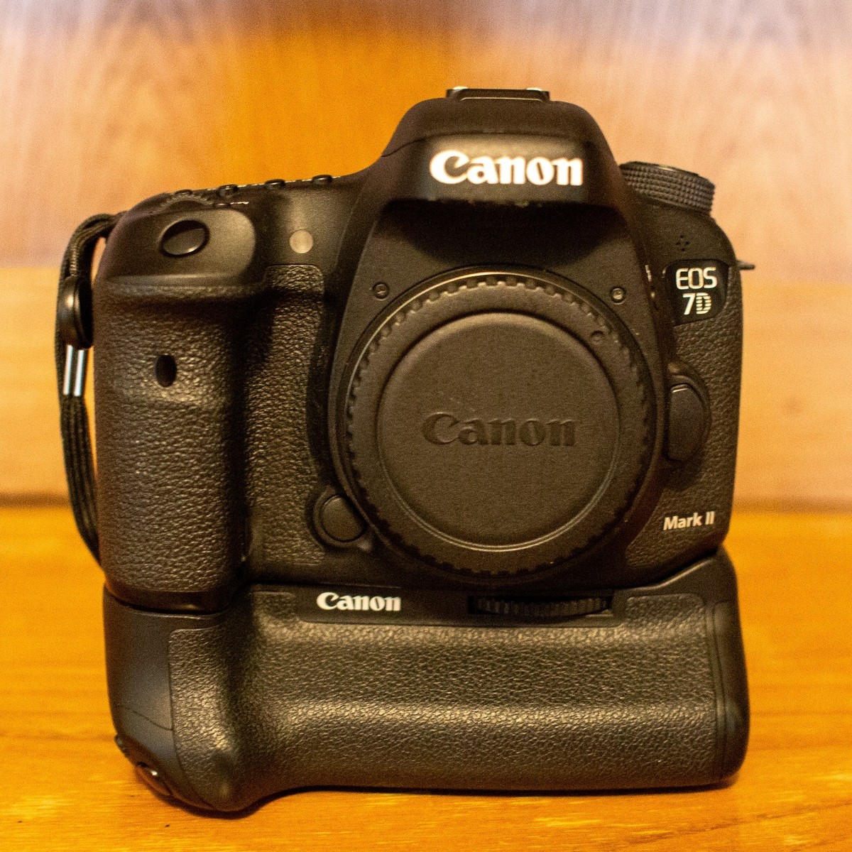 【稼働品】Canon EOS 7D Mark II ボディ おまけ付 Canon EOS 7D Mark II 20.2MP DSLR Camera Body + Battery Grip