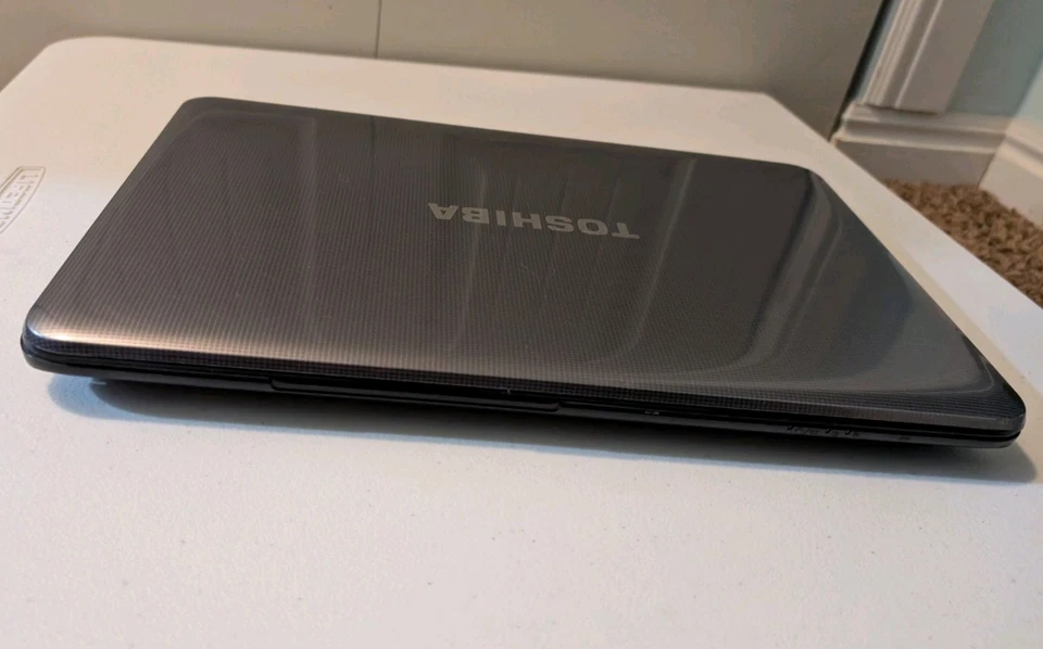 Notebook Toshiba Satellite C855-S5194 Intel Core i3-2.5 GHz, 6GB de RAM, SSD de 500GB - Imagem 3 de 4