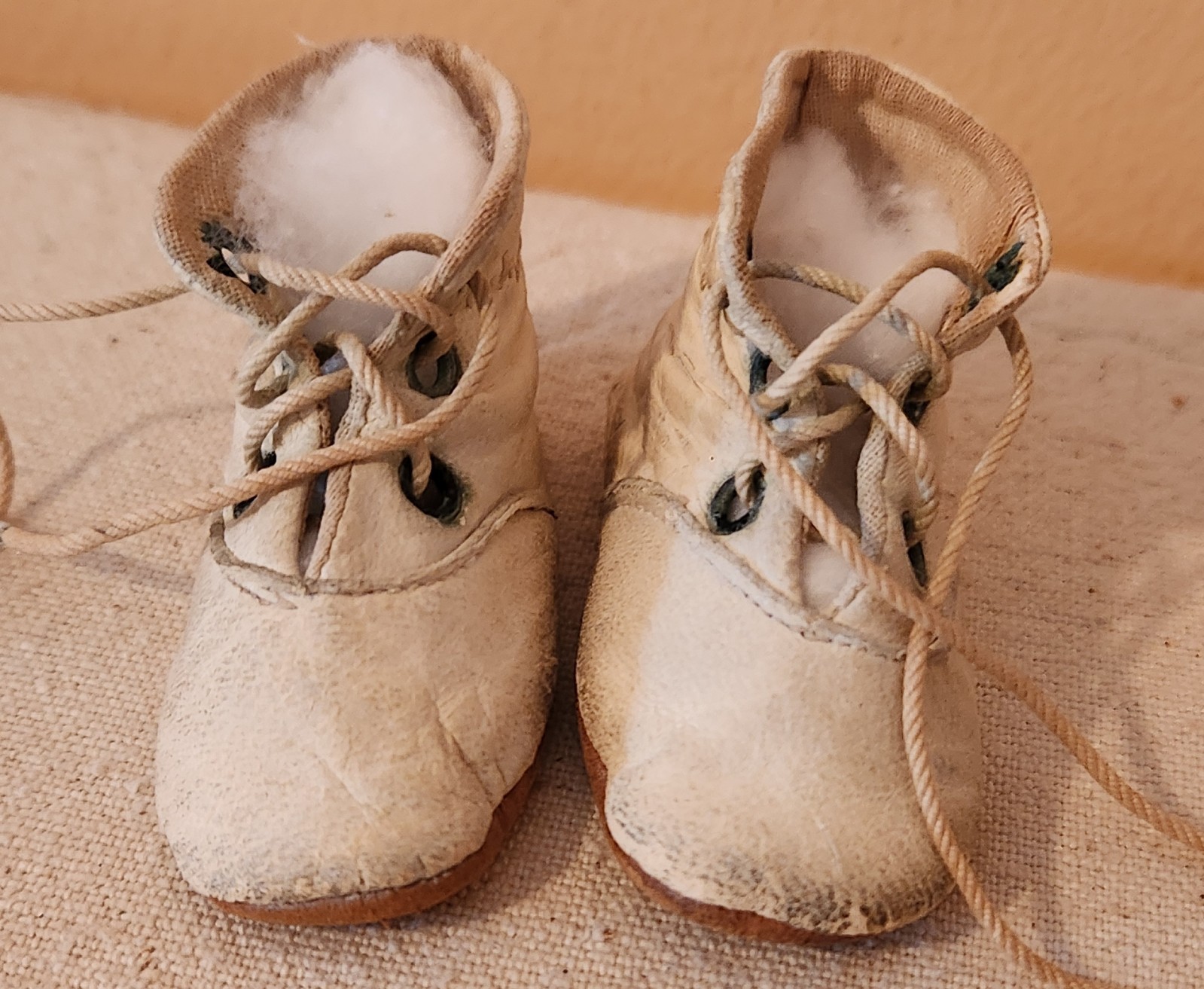 ANTIQUE  WHITE ALL LEATHER HIGH TOP  BABY/DOLL SHOES, TINY, ORIGINAL TIES