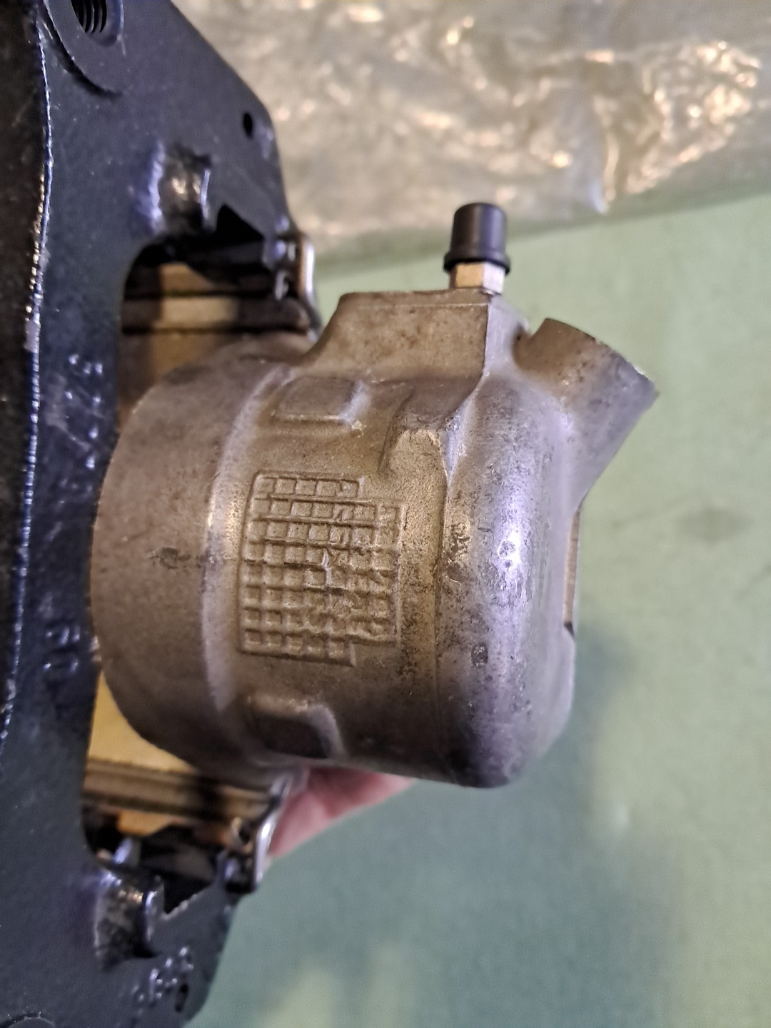 Étrier grippé FIAT X19 Spider solution piston avant droit 48