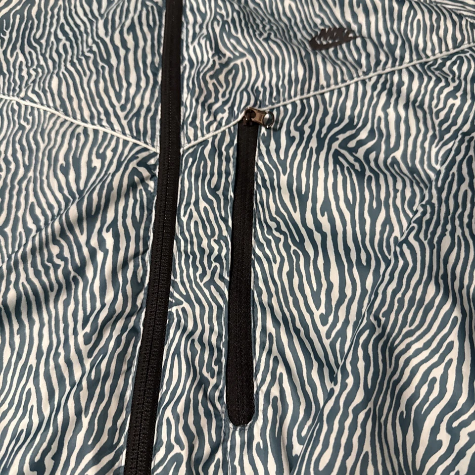 Chaqueta cortavientos Nike manga larga cremallera ligera verde cebra con capucha talla L Foto 4 de 4