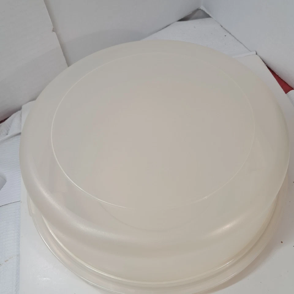 Vintage Rubbermaid Servin' Saver Cake Keeper Container Almond Round serving 0093 - Image 2 of 4