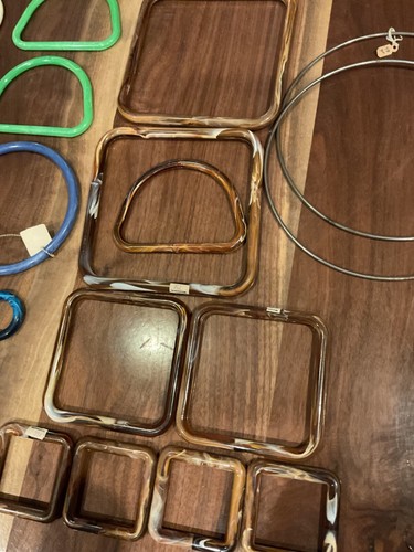 23 Vintage Plastic Macrame Rings Lot Assorted Colors Sizes Round Square D-Shaped - 第 4/4 張圖片