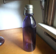 1890s PRETTY AMETHYST HAND BLOWN SODA FOUNTAIN SYRUP BOTTLE W/ORIG POUR SPOUT