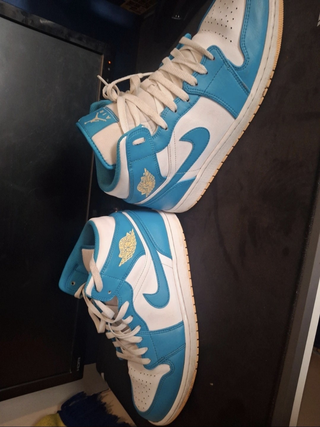 Men's Air Jordan 1 mid SE – White/Legend Blue – UK 9.5 – RRP £130