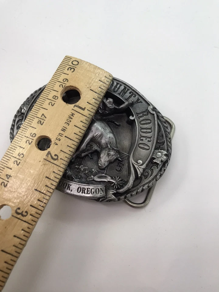 Fivela de cinto vintage anos 80 Tillamook Oregon RODEO SISKIYOU ESTANHO Bull Riding Western - Imagem 4 de 4