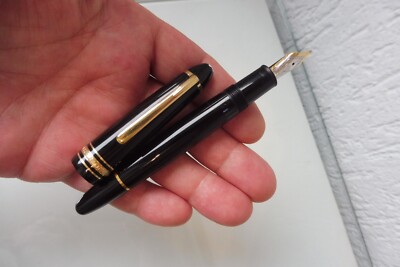 Montblanc Meisterstück 4810 , Hochwertiger Füllfederhalter , Kolben-Füller, 585