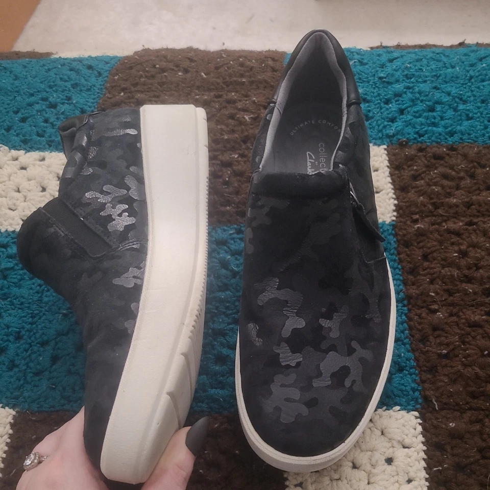 Zapatillas sin cordones Clarks Collection Layton Step negras camufladas cremallera lateral para mujer 8,5 M Foto 2 de 4