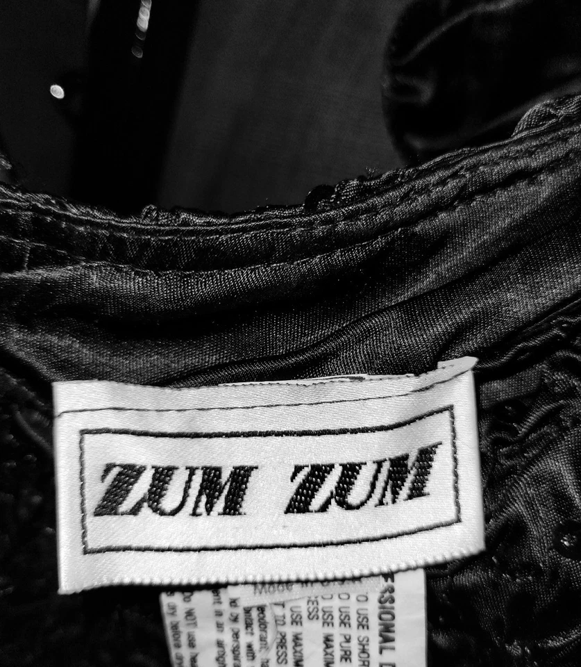 Vestido de graduación negro satinado talla 3/4 forrado en tul. Ligeramente más alto en la parte delantera Foto 2 de 4