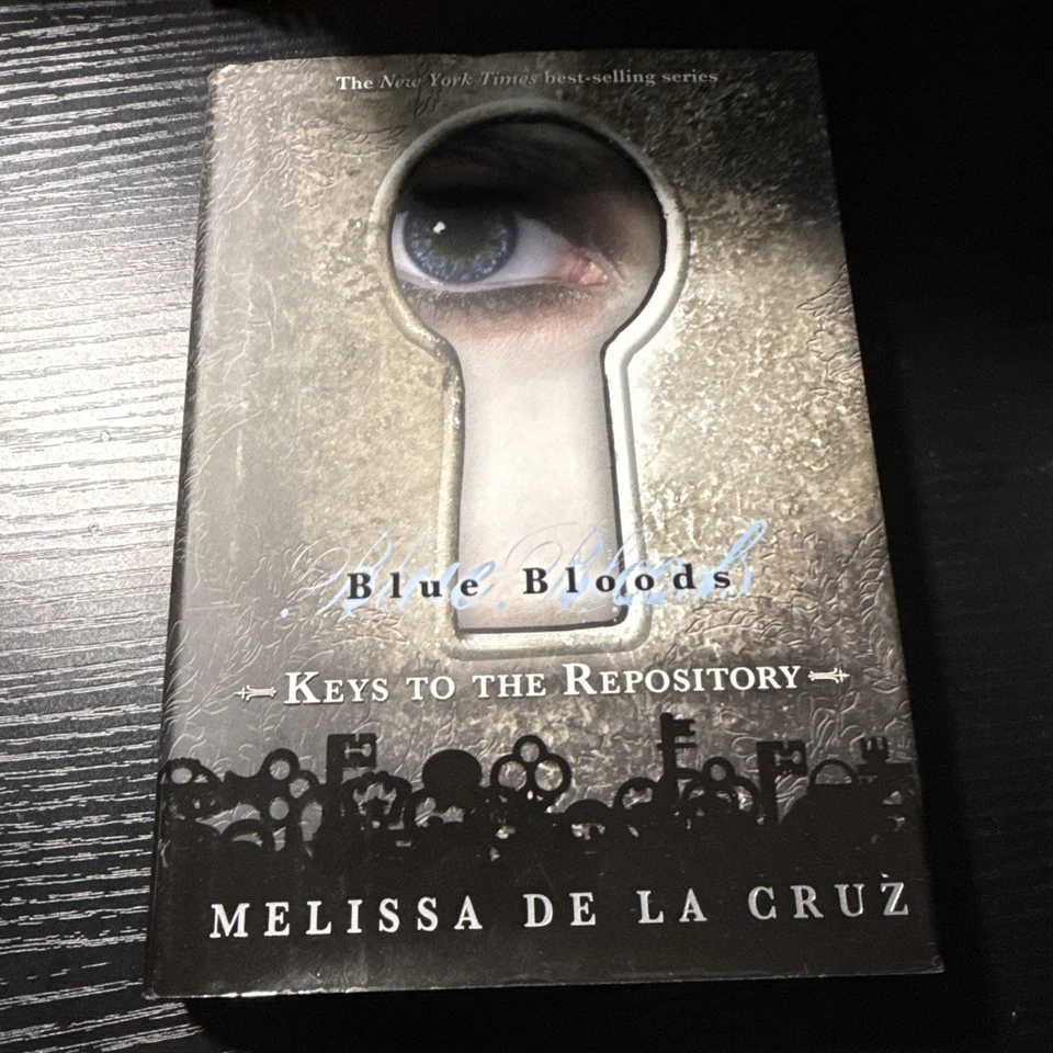 Blue Bloods Books by Melissa de La Cruz Lot of 6 - Image 2 of 4