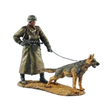 1/35 Scale WWII German Soldier with Guard Dog Resin Figure for Diorama Unassembl