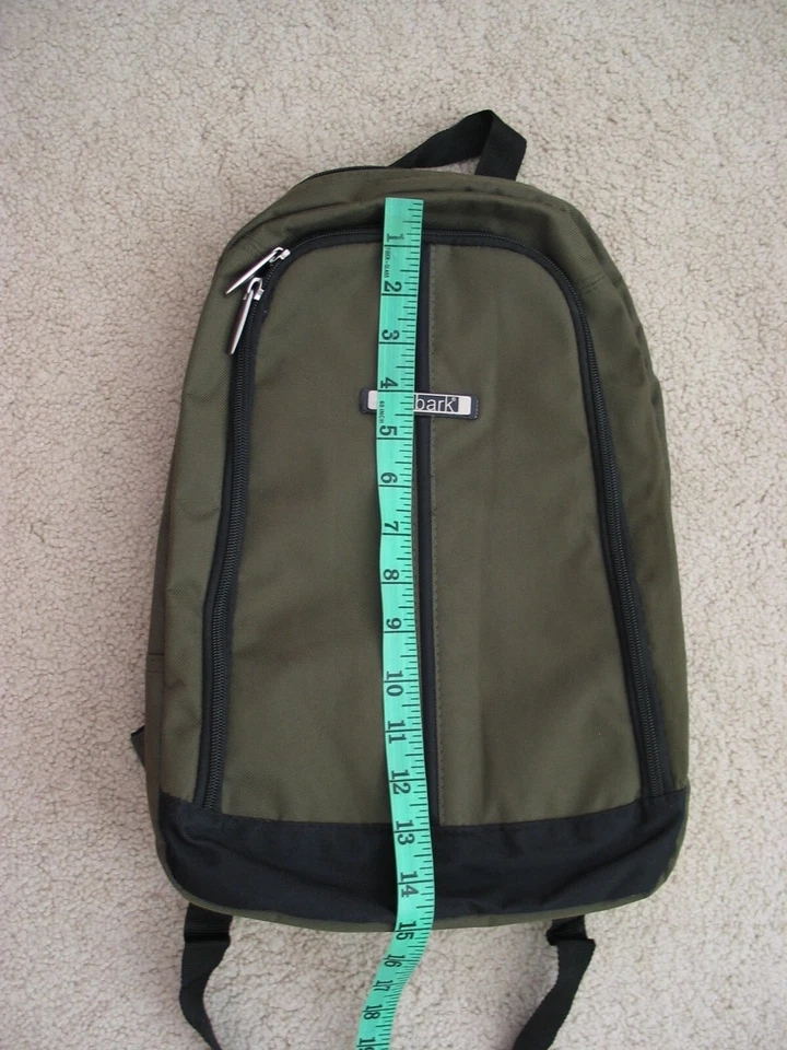 Mochila de viaje informal Embark tamaño pequeño ~15"x10" verde oliva oscuro Foto 3 de 4