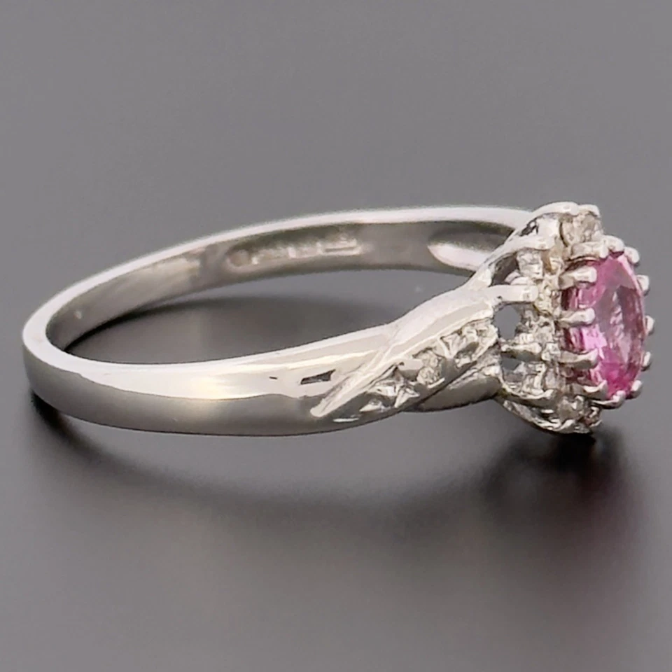 Anillo con racimo de diamantes y zafiros rosados de oro blanco de 9 quilates talla N con sello Foto 2 de 4