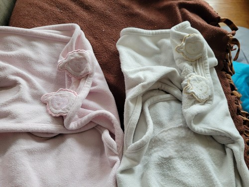 2 Kiddopotamus SwaddleMe Soft Microfleece Swaddle, Pink And White - Picture 5 of 6
