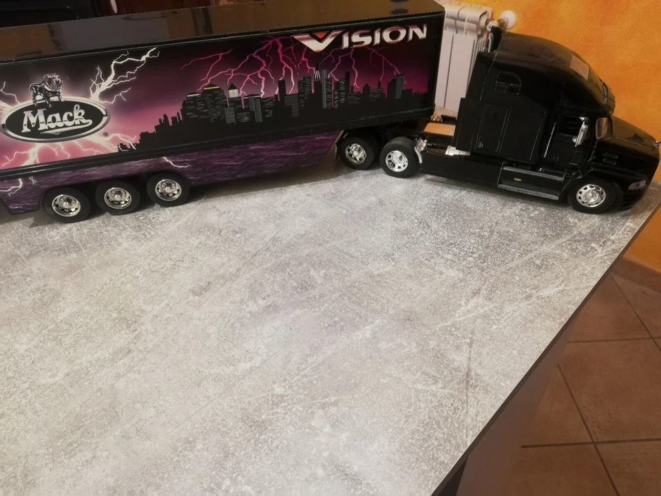 Camion MACK Vision - Immagine 4 di 4