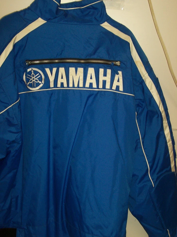 Chaqueta de moto de nieve Yamaha para hombre pequeña azul aislada ventilaciones tiras reflectantes Foto 4 de 4