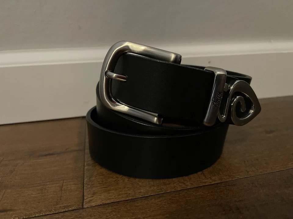 Cinturón de cuero negro Stussy vintage tatuaje Bulldog con púas punta con logotipo Y2K - para hombre L/XL Foto 2 de 4