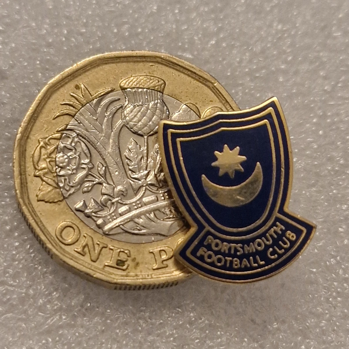Ancien Insigne émaillé Portsmouth Pompey - Football - Très Bon état