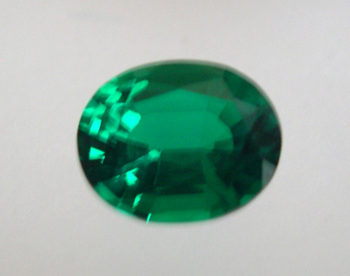 Émeraude hydrothermale 8x10 mm de taille ovale pour création de bijoux