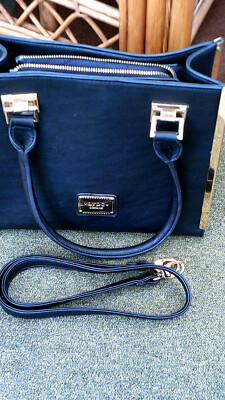 LYDC London Handtasche schwarz. 290 mm x 250 mm.Gold Metallrand.Schultergurt.Staubbeutel