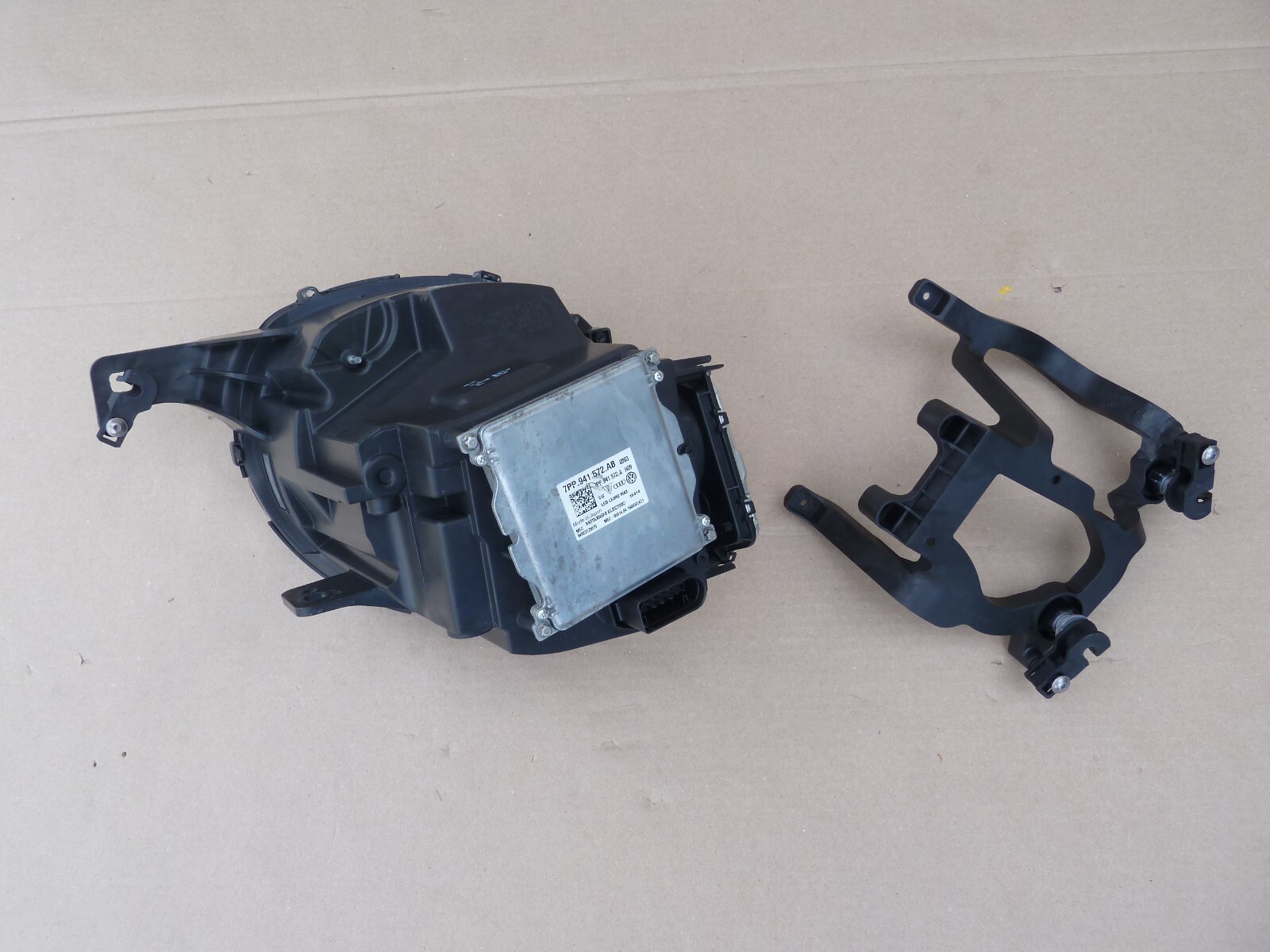 16-20 BENTLEY BENTAYGA Drivers Side Full LED Headlight Lamp Light mount bracket