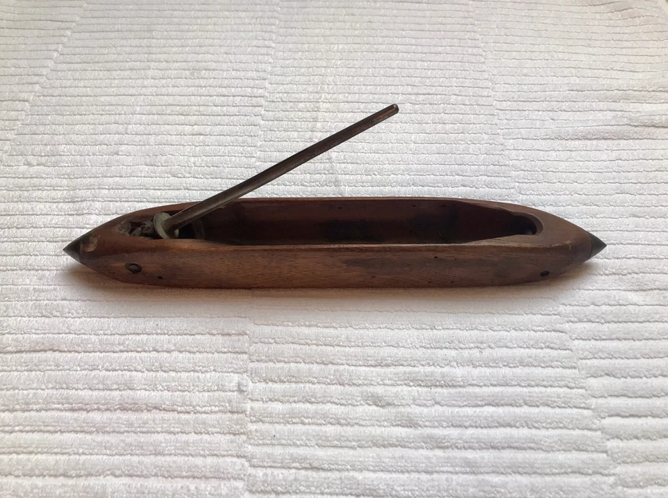 Ancienne grande navette volante en bois pour métier a tisser du 19 ème siècle. - Photo 2/2