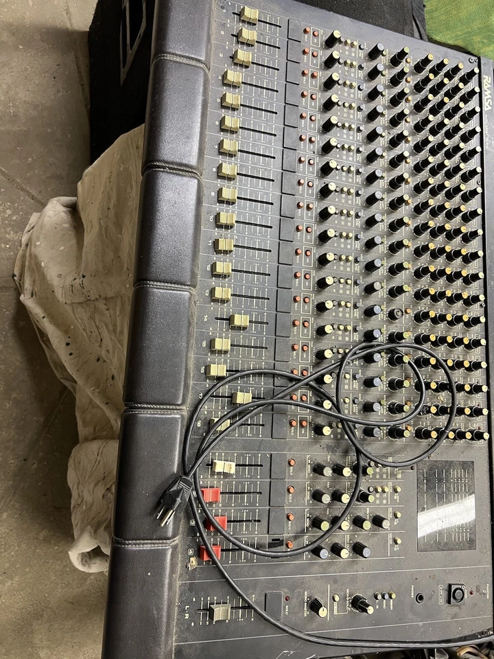 Consola de mezclas profesional Panasonic RAMSA WR-8118 18 canales Foto 2 de 2