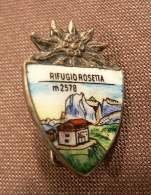 DOLOMITEN Italien: Rifugio POSETTA / Palagruppe, emaillierte Brosche m. Edelweiß