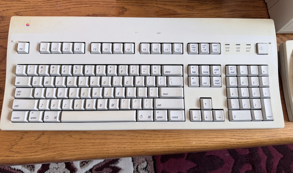 Apple Macintosh SE/30 Vintage Computer 1989 WORKING + Keyboard