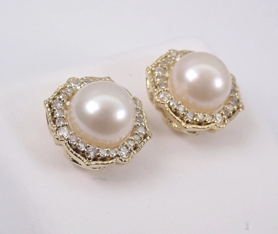 Aretes con halo de perlas blancas naturales de corte redondo de 3,10 quilates enchapados en oro amarillo de 14 quilates Foto 2 de 4