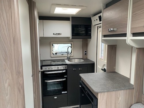 BRAND NEW! 2025 Sprite Exclusive Compact - Lightweight 2 berth - was £24,105 - Picture 5 of 13