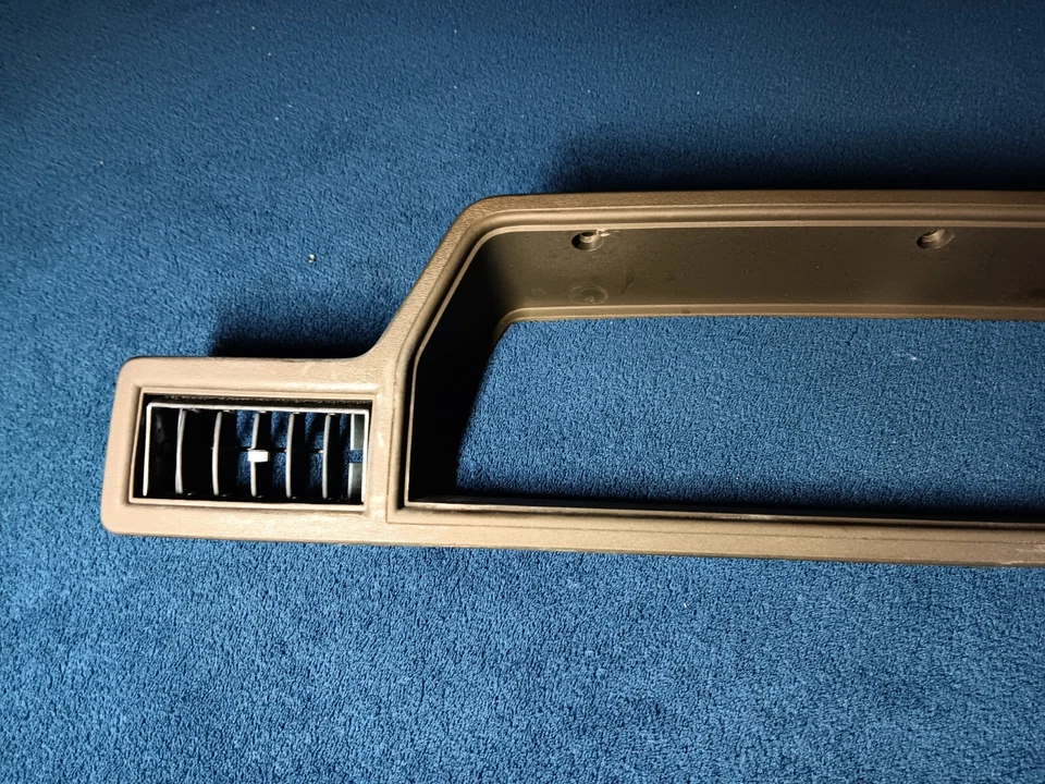 Cuadro de instrumentos de tablero Toyota Corona 79-83 bisel borde envolvente con rejillas de ventilación OE Foto 4 de 4