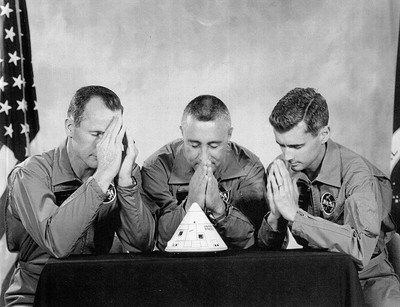 RARE APOLLO 1 CREW “PRAYING HANDS” PHOTO SET SHOWING GRISSOM, WHITE AND CHAFFEE