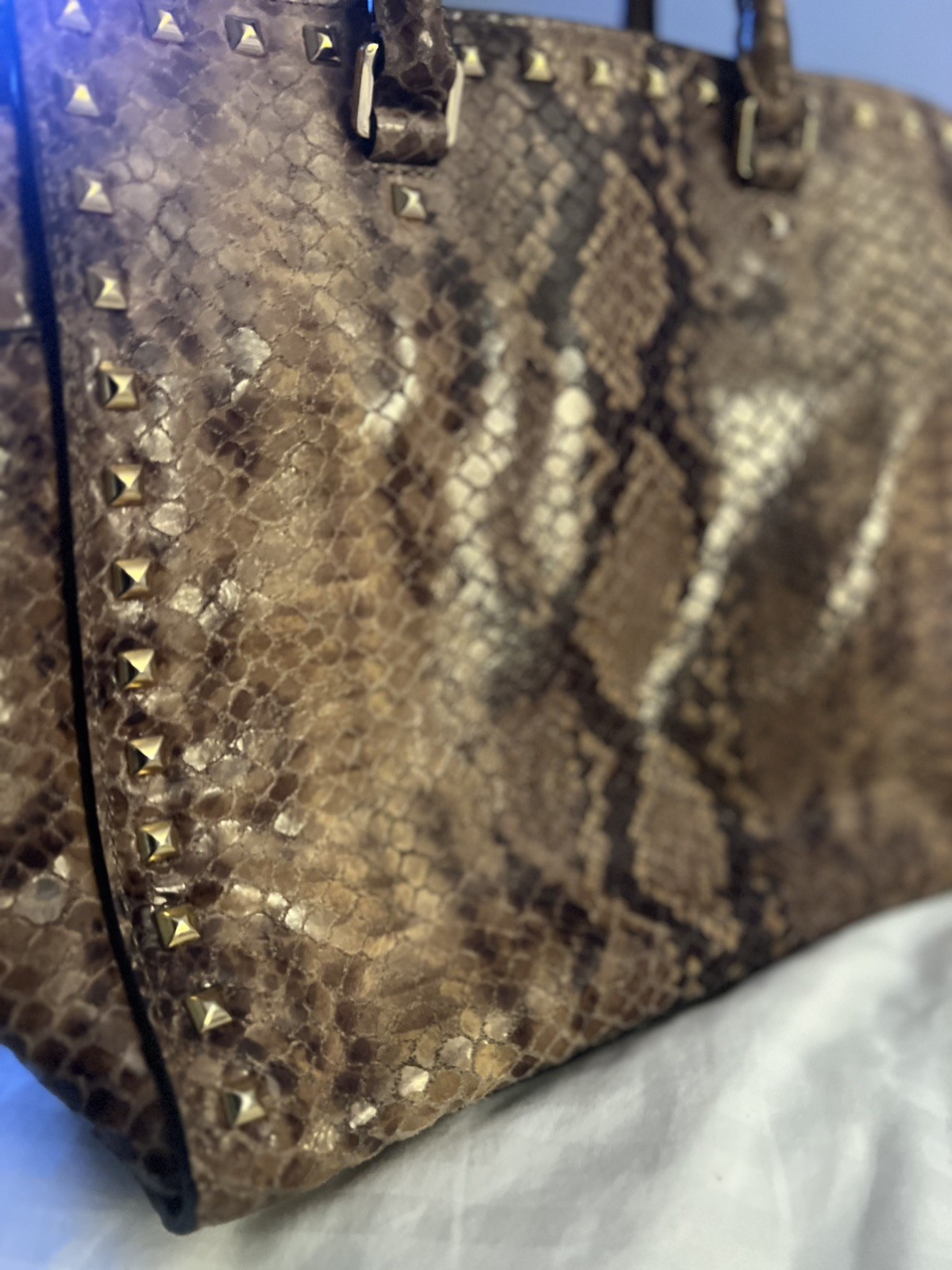 MICHAEL KORS LARGE SELMA  Studded Python in Sand … - image 7