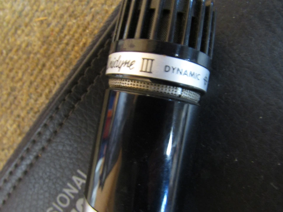 Nice Sounding Shure 544 Dynamic Microphone with Carry Bag - Image 3 of 4