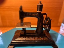 Antike gusseiserne Miniatur Handkurbeln&auml;hmaschine  F.W. M&uuml;ller Bj 1920 Model 15